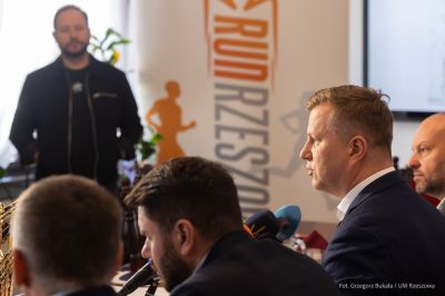zdjęcie z konferencji prasowej - 19. PKO P&oacute;łmaraton Rzeszowski, fot. Grzegorz Bukała, Urząd Miasta Rzeszowa